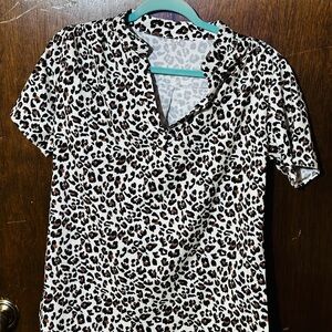 Chic Leopard Print Top